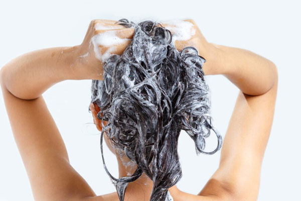 موها را زیاد نشویید تا ماندگاری مواد کراتین کم نشود.